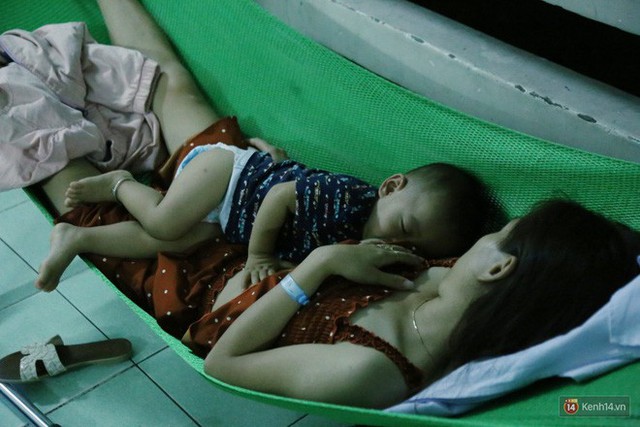 Đêm ở Bệnh viện Nhi Đồng mùa dịch: Khắp lối đi trở thành chỗ ngủ, nhiều gia đình chấp nhận nằm gần nhà vệ sinh bốc mùi - Ảnh 11.