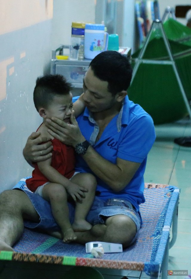 Đêm ở Bệnh viện Nhi Đồng mùa dịch: Khắp lối đi trở thành chỗ ngủ, nhiều gia đình chấp nhận nằm gần nhà vệ sinh bốc mùi - Ảnh 12.