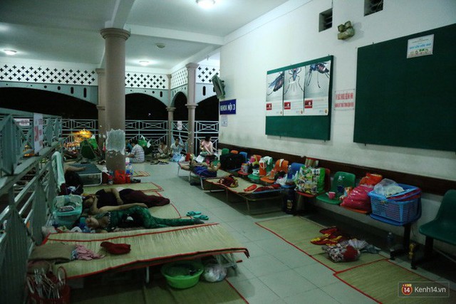 Đêm ở Bệnh viện Nhi Đồng mùa dịch: Khắp lối đi trở thành chỗ ngủ, nhiều gia đình chấp nhận nằm gần nhà vệ sinh bốc mùi - Ảnh 18.