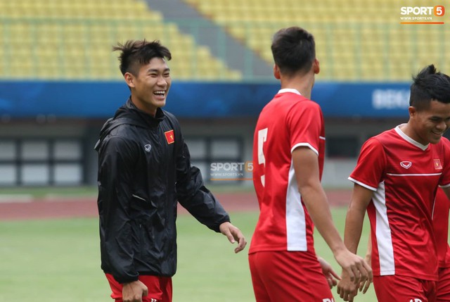 Không được tập trên sân chính, U19 Việt Nam phải tập luyện trong đường hầm trước trận mở màn giải U19 châu Á - Ảnh 3.