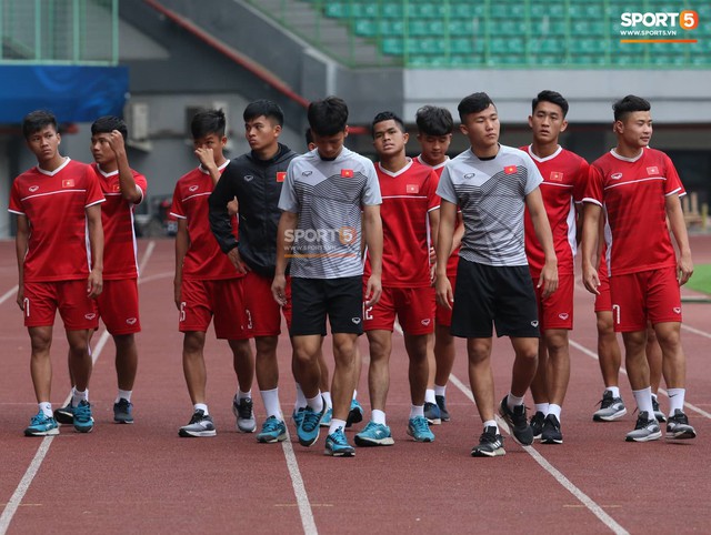 Không được tập trên sân chính, U19 Việt Nam phải tập luyện trong đường hầm trước trận mở màn giải U19 châu Á - Ảnh 7.