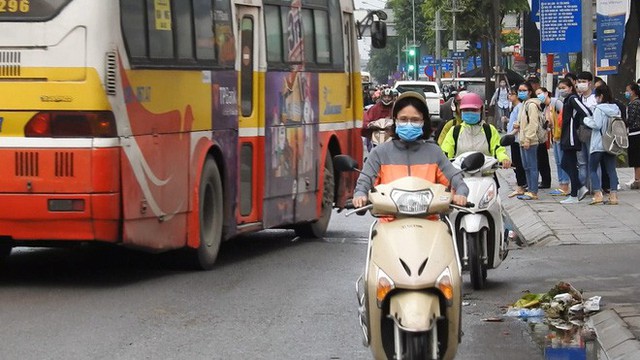  Sởn gai ốc cảnh người Hà Nội nối đuôi nhau đối đầu hung thần đường phố - Ảnh 4.