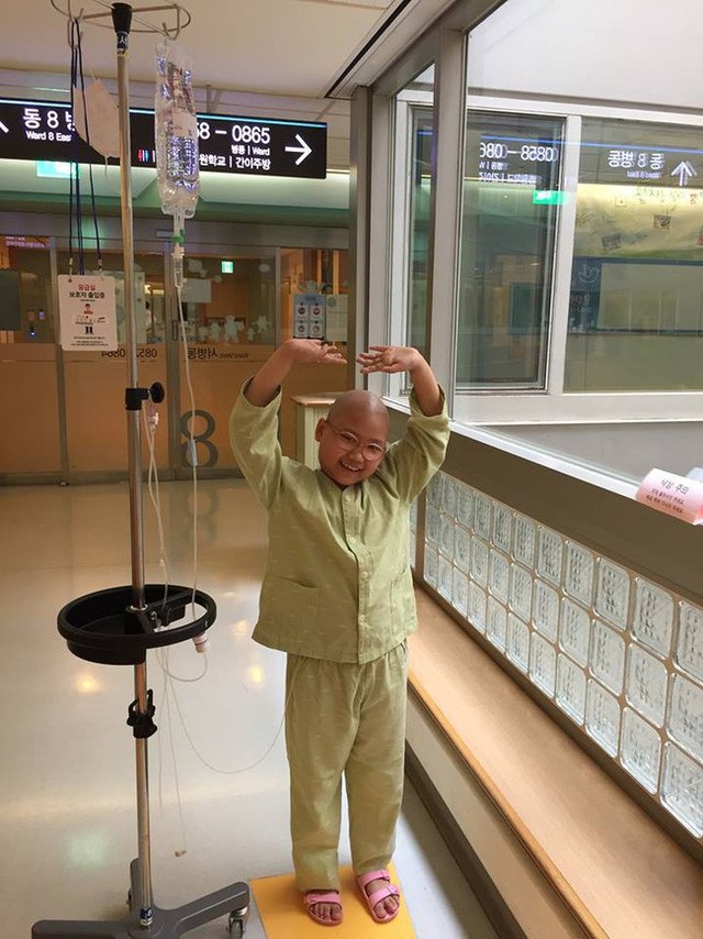 Chỉ sau một lần đau chân dữ dội, bé gái Hà Nội chưa từng biết đến bệnh viện đã được phát hiện mắc bệnh máu trắng - Ảnh 6.