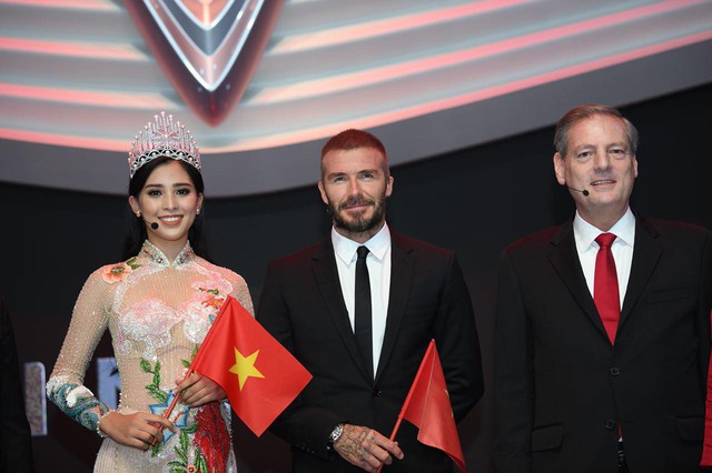 Khoảnh khắc Hoa hậu Trần Tiểu Vy rạng rỡ, tự tin bắt tay David Beckham tại sự kiện ra mắt VinFast - Ảnh 3.