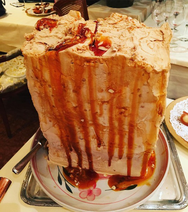 Nhà hàng ở Pháp chơi trội khi phục vụ cả khối kem khổng lồ để thực khách tráng miệng - Ảnh 2.