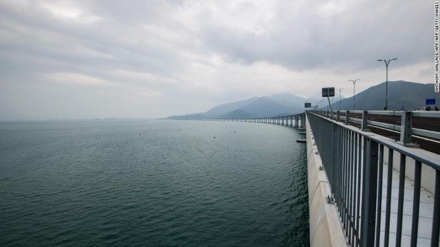 Trung Quốc chuẩn bị đưa cây cầu vượt biển dài nhất thế giới, trị giá 20 tỷ USD vào sử dụng - Ảnh 1.