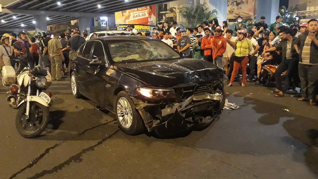 Nhân chứng vụ ô tô BMW tông hàng loạt xe: Tôi đang chờ đèn đỏ thì bị hất tung lên trời - Ảnh 1.