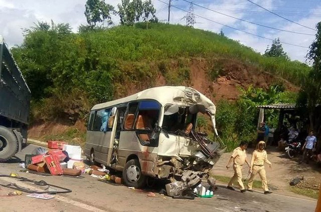  12 người bị thương khi xe đầu kéo tông trực diện ô tô khách ở Sơn La - Ảnh 2.
