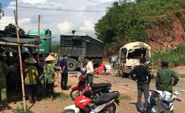  12 người bị thương khi xe đầu kéo tông trực diện ô tô khách ở Sơn La - Ảnh 4.