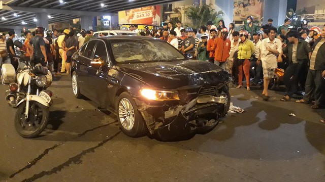  Cận cảnh hiện trường kinh hoàng vụ ô tô BMW tông hàng loạt xe máy, taxi, nhiều người thương vong ở TP.HCM - Ảnh 10.