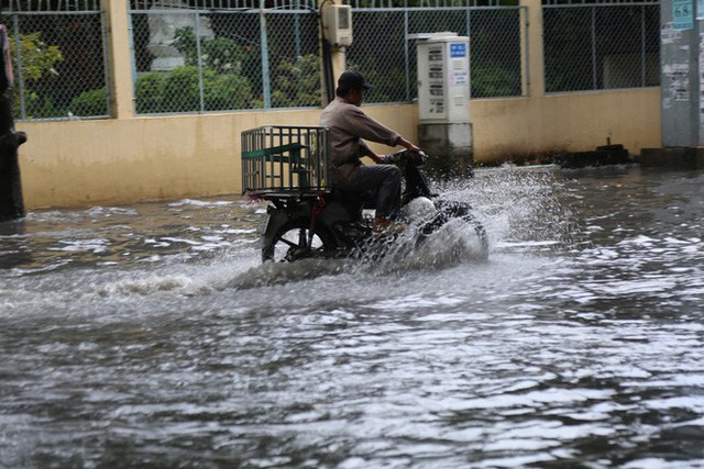  Khu nhà giàu ở Sài Gòn ngập sau mưa lớn, quận 9 xuất hiện mưa đá - Ảnh 1.