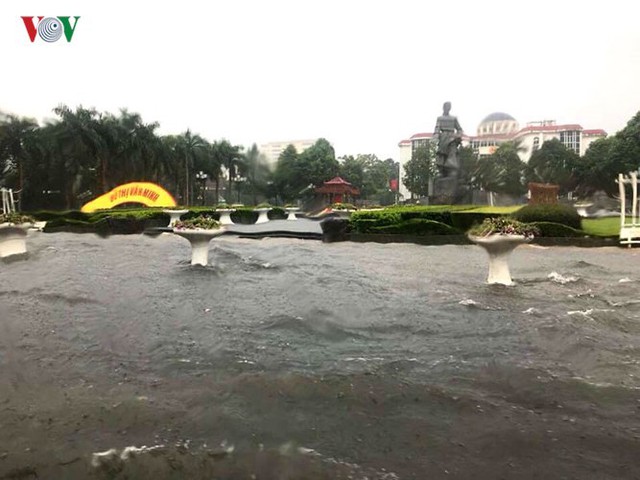 Ảnh: Sau cơn mưa lớn, TP Thanh Hóa biến thành sông - Ảnh 1.