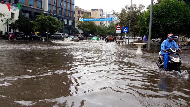 Ảnh: Sau cơn mưa lớn, TP Thanh Hóa biến thành sông - Ảnh 2.