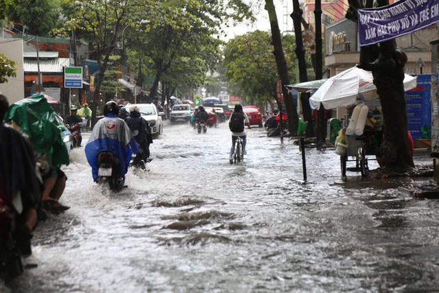  Khu nhà giàu ở Sài Gòn ngập sau mưa lớn, quận 9 xuất hiện mưa đá - Ảnh 3.