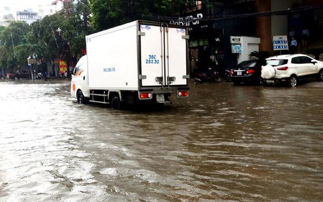 Ảnh: Sau cơn mưa lớn, TP Thanh Hóa biến thành sông - Ảnh 3.