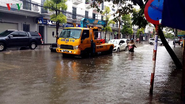 Ảnh: Sau cơn mưa lớn, TP Thanh Hóa biến thành sông - Ảnh 4.
