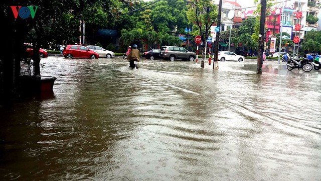 Ảnh: Sau cơn mưa lớn, TP Thanh Hóa biến thành sông - Ảnh 5.
