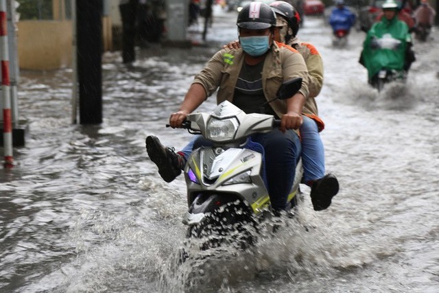  Khu nhà giàu ở Sài Gòn ngập sau mưa lớn, quận 9 xuất hiện mưa đá - Ảnh 6.