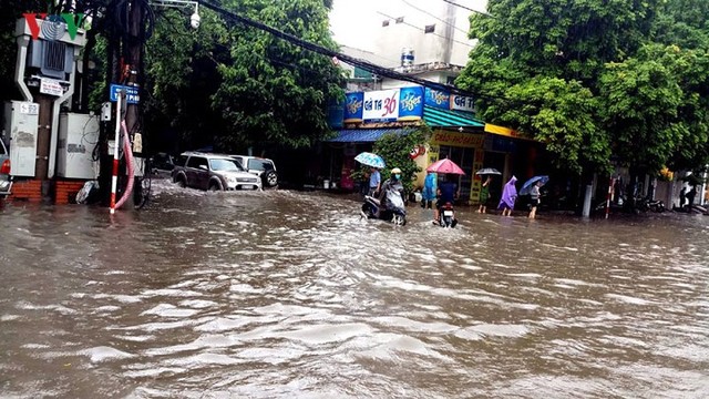 Ảnh: Sau cơn mưa lớn, TP Thanh Hóa biến thành sông - Ảnh 6.