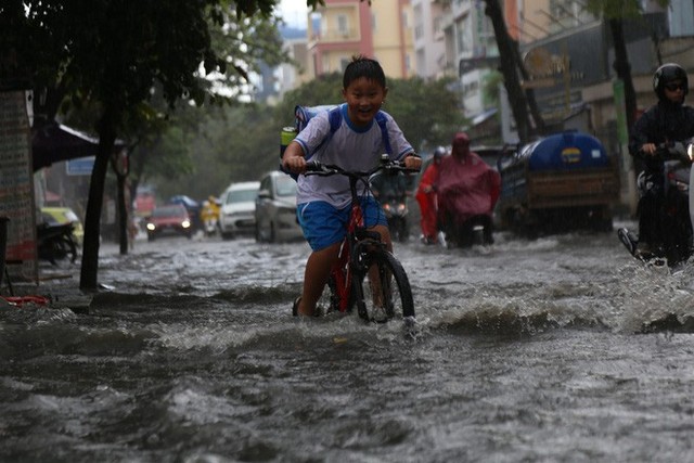 Khu nhà giàu ở Sài Gòn ngập sau mưa lớn, quận 9 xuất hiện mưa đá - Ảnh 7.