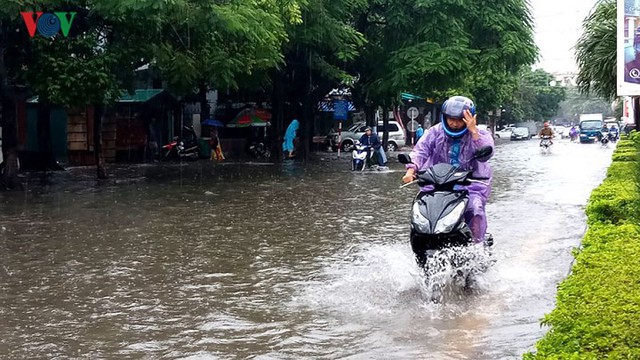 Ảnh: Sau cơn mưa lớn, TP Thanh Hóa biến thành sông - Ảnh 7.