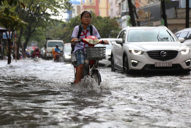  Khu nhà giàu ở Sài Gòn ngập sau mưa lớn, quận 9 xuất hiện mưa đá - Ảnh 8.