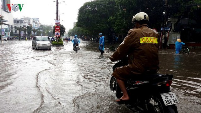 Ảnh: Sau cơn mưa lớn, TP Thanh Hóa biến thành sông - Ảnh 8.