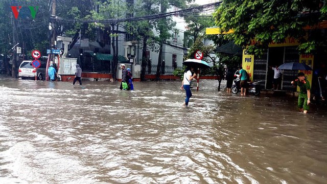 Ảnh: Sau cơn mưa lớn, TP Thanh Hóa biến thành sông - Ảnh 9.