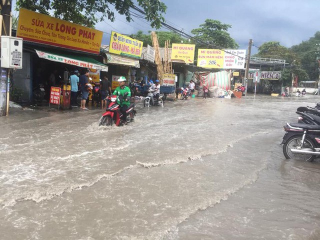  Khu nhà giàu ở Sài Gòn ngập sau mưa lớn, quận 9 xuất hiện mưa đá - Ảnh 10.