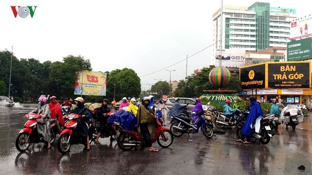 Ảnh: Sau cơn mưa lớn, TP Thanh Hóa biến thành sông - Ảnh 10.