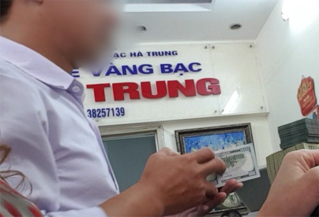 Chợ ngoại tệ chui lớn nhất Hà Nội vẫn tấp nập bất chấp án phạt 90 triệu đồng vì đổi 100 USD - Ảnh 2.
