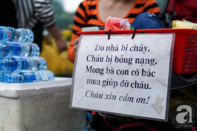 Giấc mơ bên chiếc xe nôi của mẹ em bé 4 tuổi, 2 năm không thể khép mi ngủ, cuối tuần đưa nhau lên phố đi bộ bán hàng - Ảnh 2.