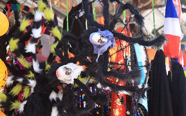 Phố Hàng Mã tràn ngập đồ chơi “ma quỷ” rùng rợn trước lễ Halloween - Ảnh 12.