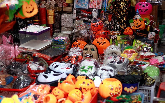 Phố Hàng Mã tràn ngập đồ chơi “ma quỷ” rùng rợn trước lễ Halloween - Ảnh 3.
