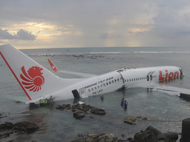 Lực lượng cứu hộ Indonesia đã tìm thấy máy bay chở 188 người rơi xuống biển gãy làm đôi - Ảnh 3.