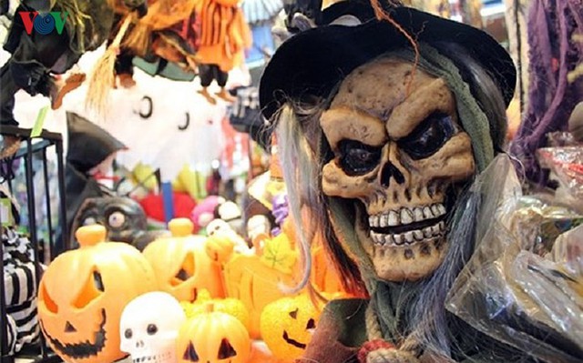 Phố Hàng Mã tràn ngập đồ chơi “ma quỷ” rùng rợn trước lễ Halloween - Ảnh 5.