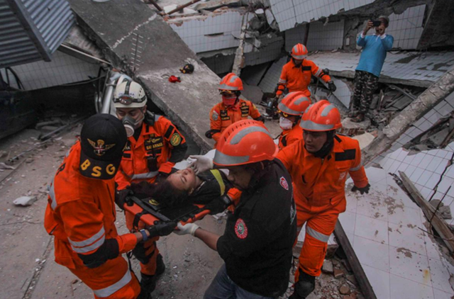 Số người chết sau thảm họa kép ở Indonesia tăng vọt lên 1.347 - Ảnh 1.