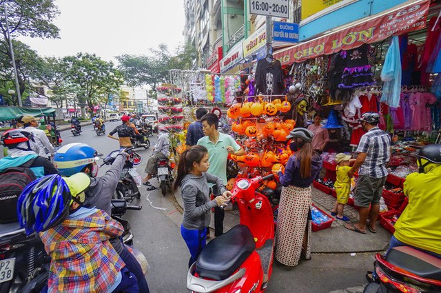 Đổ xô mua đồ hóa trang khi ngày Halloween cận kề - Ảnh 8.