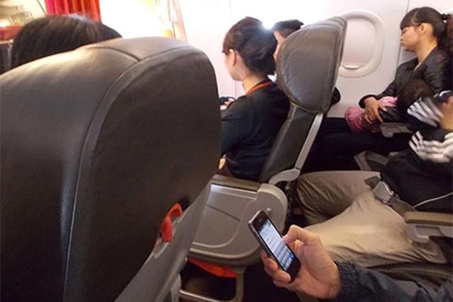 Khách vô tư sử dụng điện thoại trên máy bay, Cục Hàng không yêu cầu siết chặt - Ảnh 1.