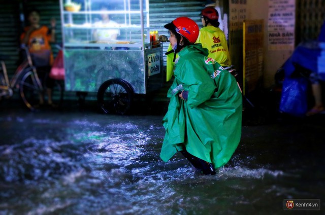 Học sinh, dân công sở khốn khổ vì nước ngập lút bánh xe trong cơn mưa kéo dài đến đêm ở Sài Gòn - Ảnh 12.