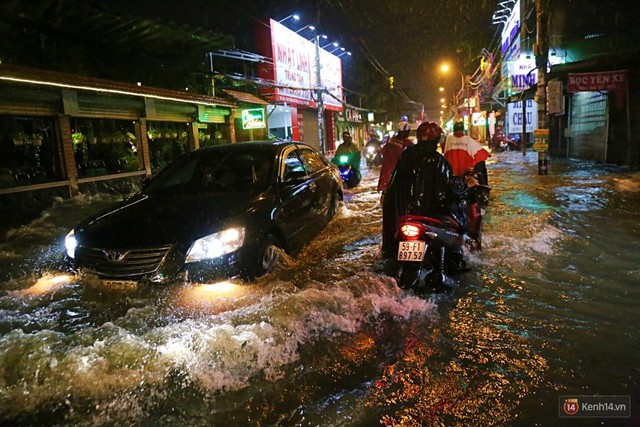 Học sinh, dân công sở khốn khổ vì nước ngập lút bánh xe trong cơn mưa kéo dài đến đêm ở Sài Gòn - Ảnh 8.