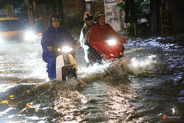 Học sinh, dân công sở khốn khổ vì nước ngập lút bánh xe trong cơn mưa kéo dài đến đêm ở Sài Gòn - Ảnh 9.