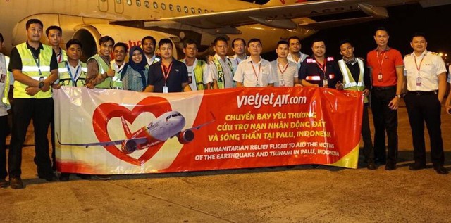 Chuyến bay cứu trợ nạn nhân động đất - sóng thần của Vietjet đã tới Indonesia - Ảnh 1.