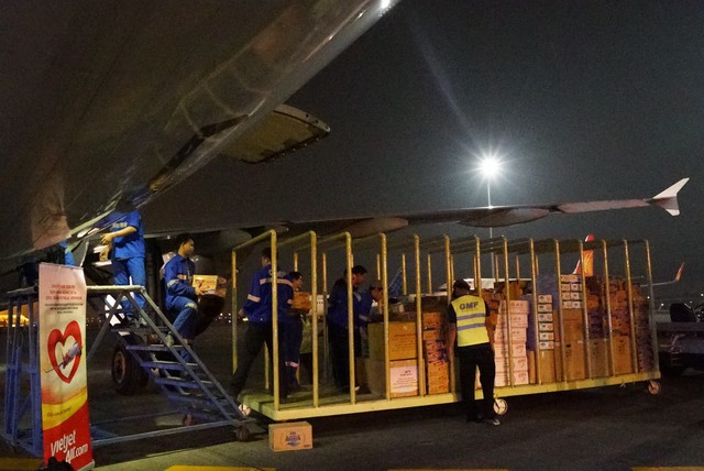 Chuyến bay cứu trợ nạn nhân động đất - sóng thần của Vietjet đã tới Indonesia - Ảnh 2.