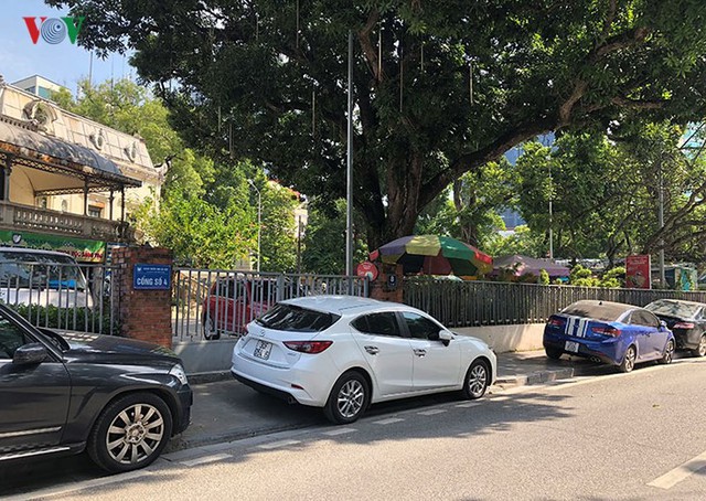 Ảnh: Nhiều trụ sở cơ quan Nhà nước quan trọng ở Hà Nội bị ô tô quây kín - Ảnh 8.