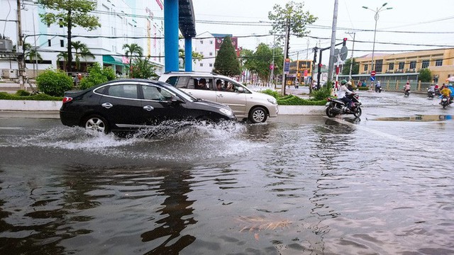 Cà Mau: Đường biến thành “sông” sau cơn mưa như trút nước - Ảnh 7.