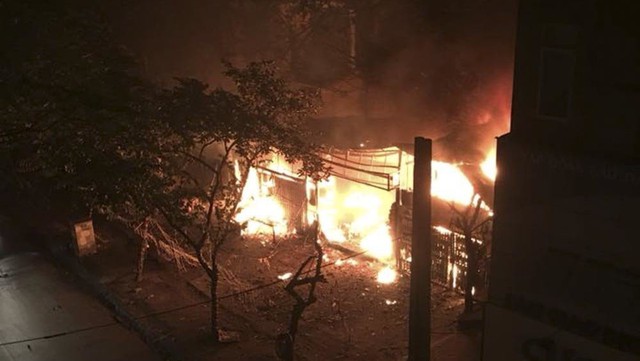 Cháy lớn trong đêm, 2 ngôi nhà trên phố Hà Nội bị thiêu rụi - Ảnh 1.