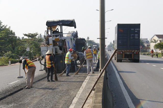 Cận cảnh vá víu quốc lộ ngàn tỉ ở Quảng Nam - Ảnh 2.