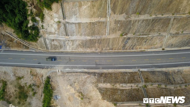 Ảnh: Tuyến đường BOT nghìn tỷ đồng cắt núi nối Hà Nội - Hòa Bình trước ngày thông xe - Ảnh 5.