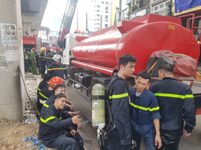 Cháy quán Karaoke trên phố Hào Nam: Do chủ nhà đốt vàng mã ngày mùng 1 - Ảnh 9.